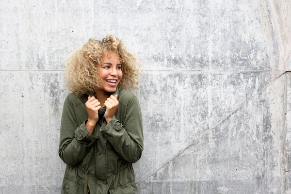 Femme garder au chaud avec veste — Photo