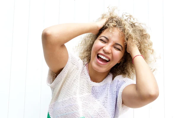 Vrouw lachen met de handen in het haar — Stockfoto