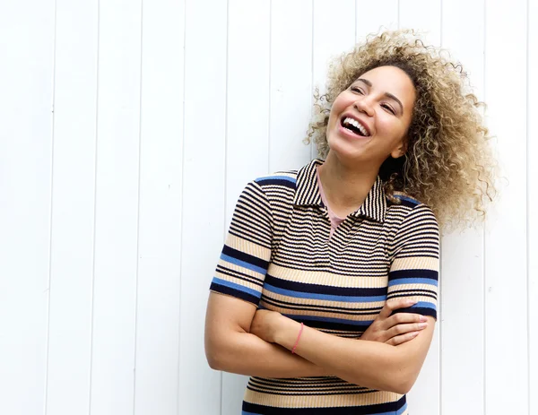 Vrouw met gekruiste armen — Stockfoto