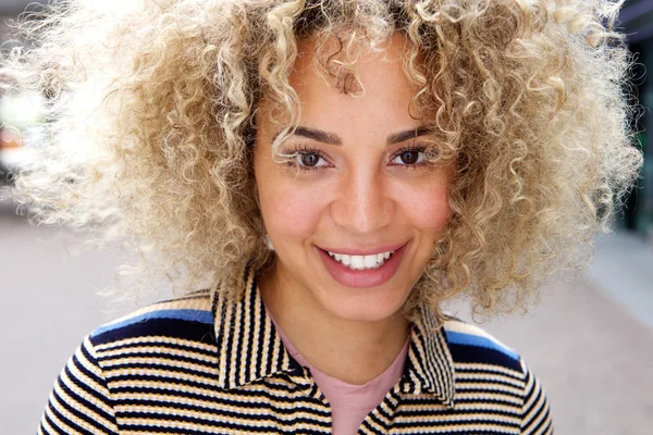 Young african american woman smiling — Stock Photo, Image