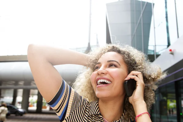 Vrouw praten over telefoon met hand in haar — Stockfoto
