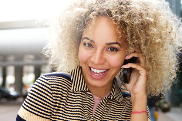Smiling woman talking on smart phone — Stock Photo, Image