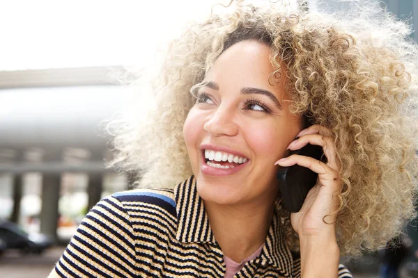 Schöne Frau telefoniert mit dem Handy — Stockfoto