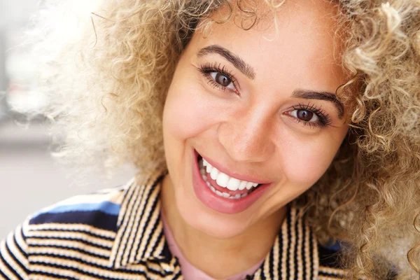 Aantrekkelijke jonge vrouw lachend — Stockfoto