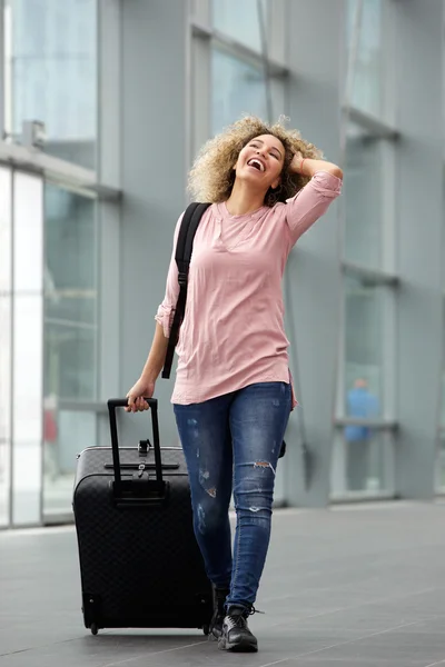 Jeune femme marchant avec valise — Photo