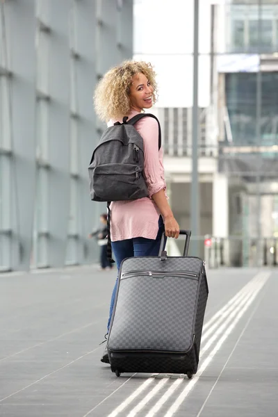 Mujer viajera mirando por encima del hombro — Foto de Stock