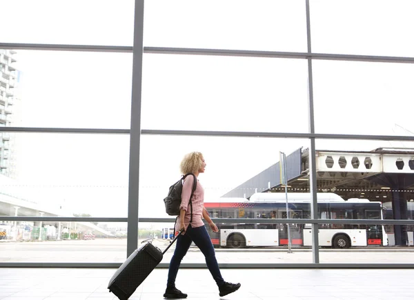 Kobiece podróżnik spaceru w dworzec autobusowy — Zdjęcie stockowe