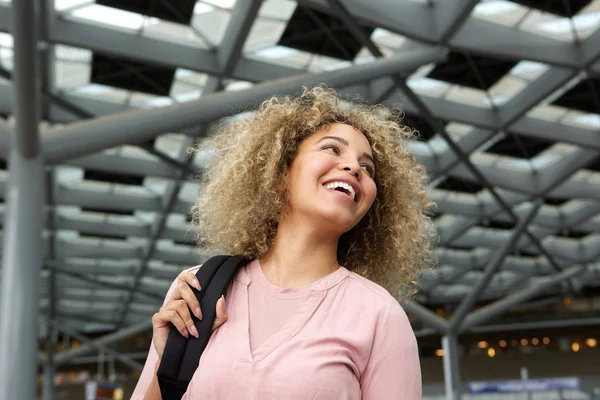 Giovane donna sorridente con zaino — Foto Stock