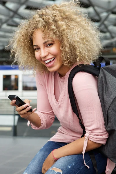 Viajante feminino com mochila e telefone — Fotografia de Stock