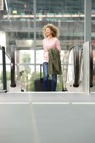 Mujer joven con maleta en escalera mecánica — Foto de Stock