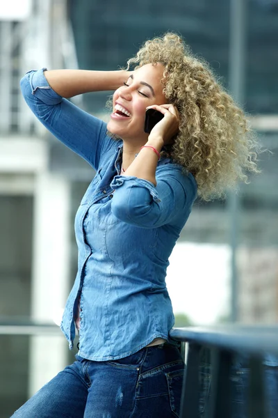 Mulher rindo e falando no celular — Fotografia de Stock