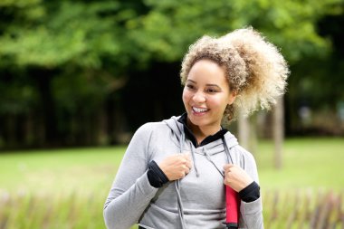 Dışarıda gülümseyen kadın atlet 