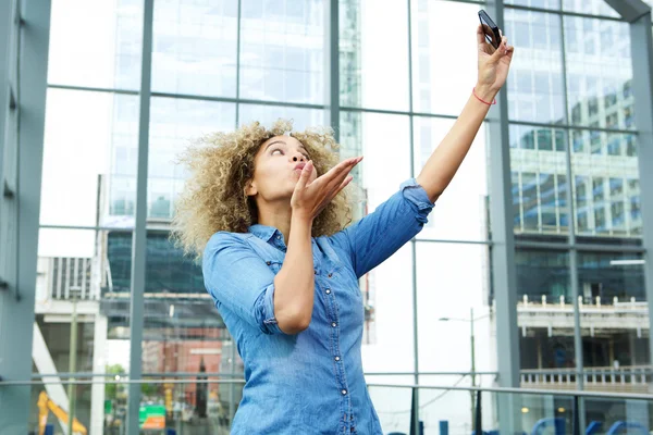 Mulher soprando beijo e tomando selfie — Fotografia de Stock