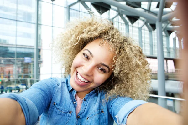 Radosny młoda kobieta biorąc selfie — Zdjęcie stockowe