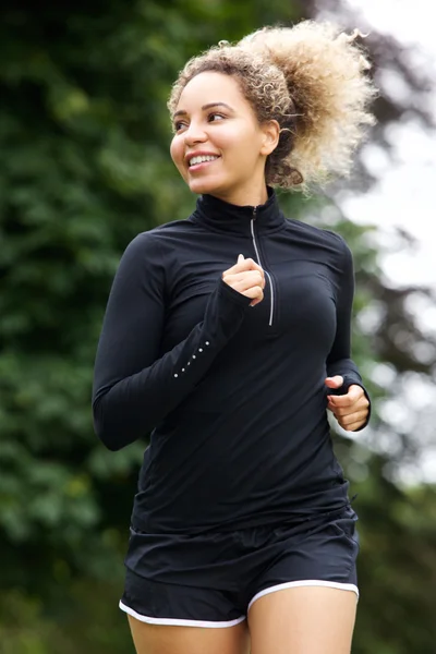 公園でアメリカの女性ランナー — ストック写真
