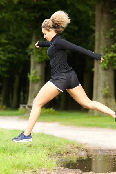 Mulher desportiva saltando — Fotografia de Stock
