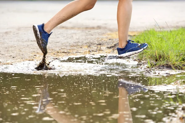 Les jambes de coureuses courent dans la boue — Photo