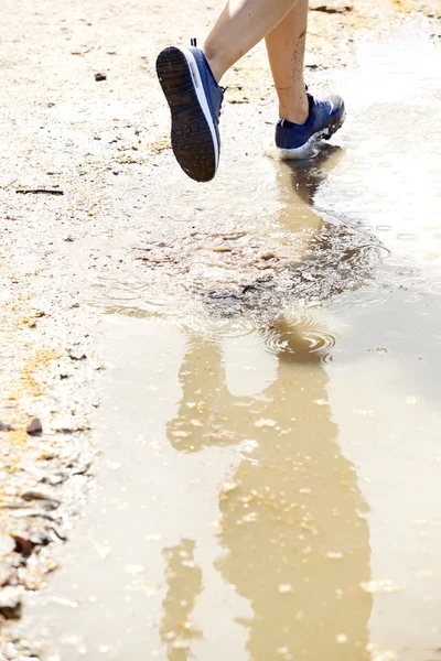 Löpare på våt smuts sökväg — Stockfoto