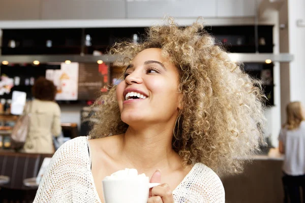 Fröhliche junge Frau im Café — Stockfoto