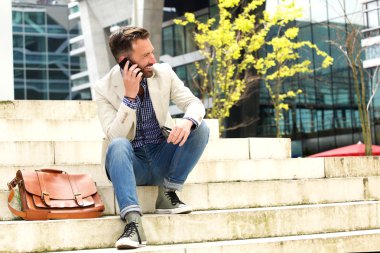 Cep telefonuyla konuşurken rahat olgun adam