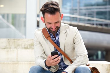 Mutlu adam cep telefonunu arıyorsunuz