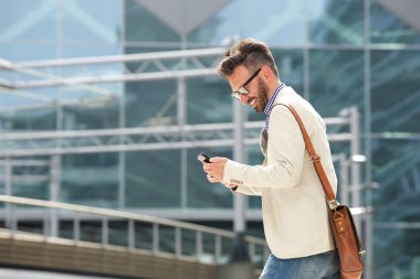 Gülümseyen olgun iş adamı 