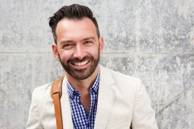 Sakal gülümseyen mutlu olgun adam 
