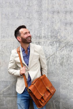 Yakışıklı orta yaşlı adam uzak arıyorsunuz