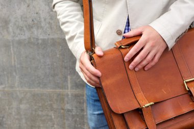 Adam ile deri omuz çantası