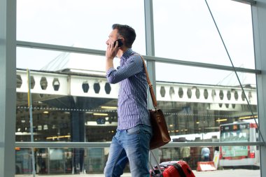 Erkek seyahat çantası ile yürüyüş