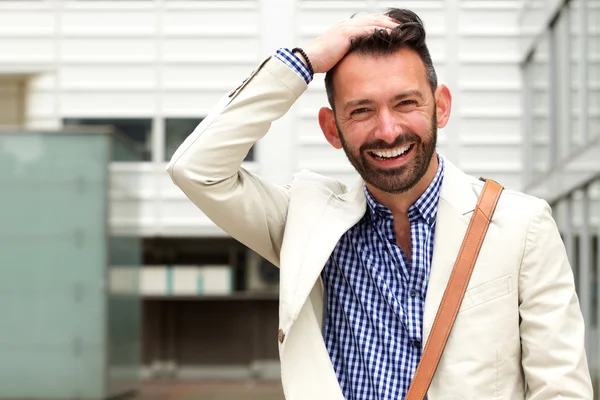 Attraktive ältere Mann im Freien stehen — Stockfoto