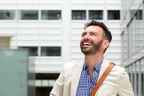 Fröhlicher älterer Mann lacht im Freien — Stockfoto