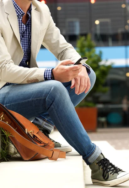 Hombre sentado al aire libre en las escaleras —  Fotos de Stock