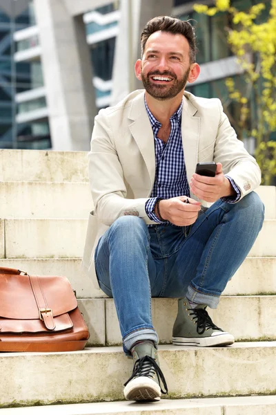 Bel homme à l'extérieur avec téléphone portable — Photo