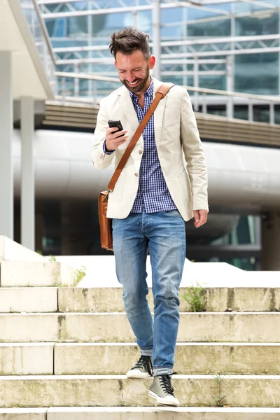 Feliz homem de meia idade usando telefone celular — Fotografia de Stock