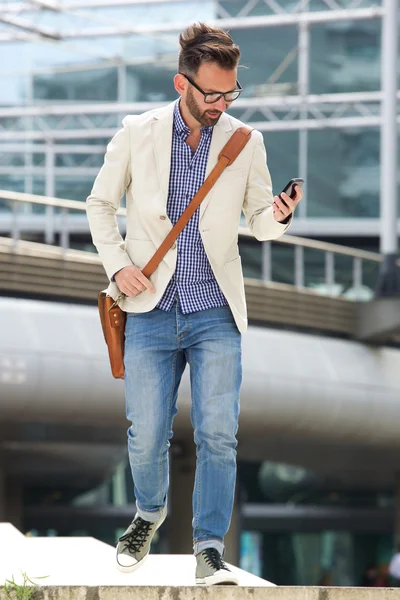 Mitt år mannen med hjälp av mobiltelefon — Stockfoto