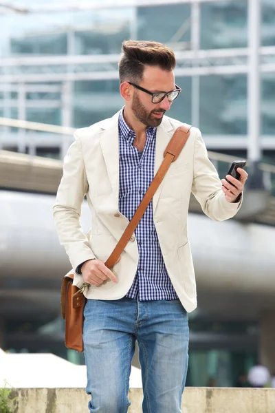 Az érett fickó ember használ mozgatható telefon — Stock Fotó