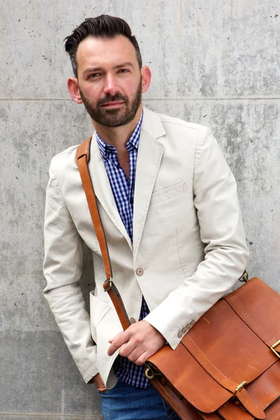 Elegante uomo maturo con borsa a tracolla in pelle — Foto Stock