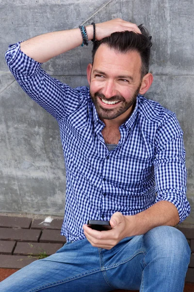 Gelukkig volwassen man met mobiele telefoon — Stockfoto