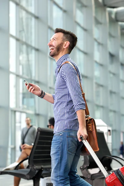 Allegro uomo maturo che cammina con la borsa — Foto Stock