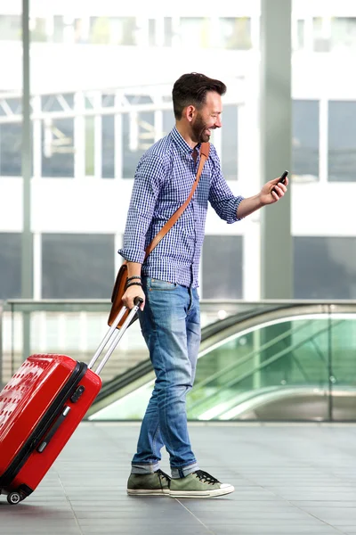 Volwassen man lopen met koffer — Stockfoto