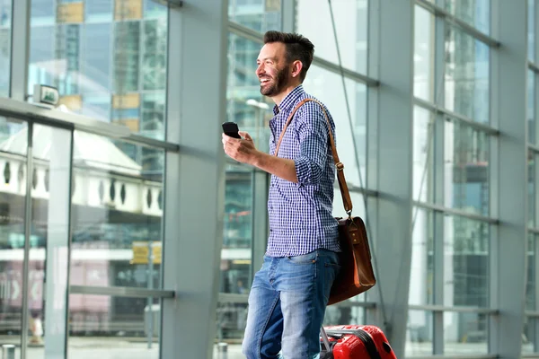 Gülümseyen erkek seyahat çantası ile yürüyüş — Stok fotoğraf