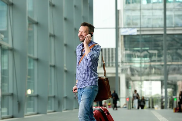 Glad mogen kille gå på järnvägsstationen — Stockfoto