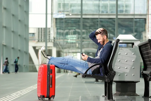 Cheerful man relaxing at train station — Stock Photo, Image