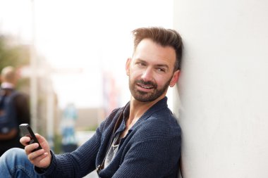 cep telefonu ile olgun adam 