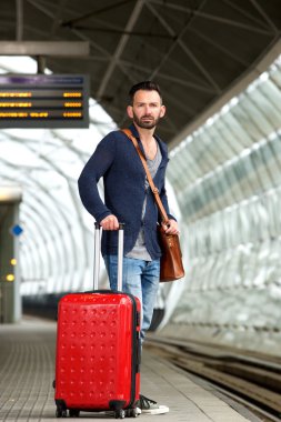 Torbalı tren istasyonu platformda ayakta olgun adam