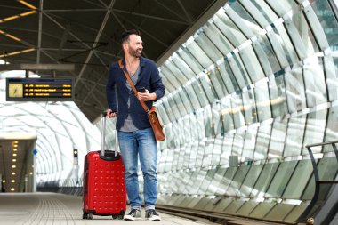 Tren istasyonu platformu bekleyen beyaz adam