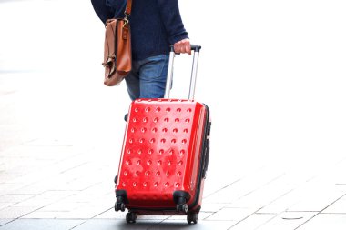 seyahat çantası ile yürüyen adam