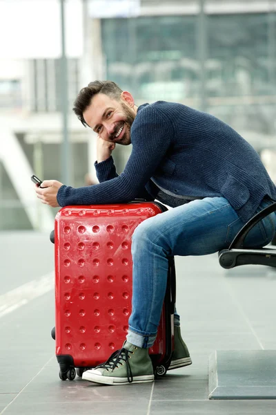 Knappe middelste leeftijd man zit bij treinstation — Stockfoto