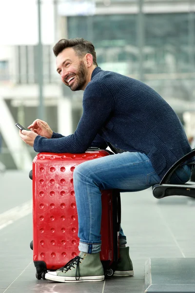 Ler mogen man väntar vid tågstation — Stockfoto